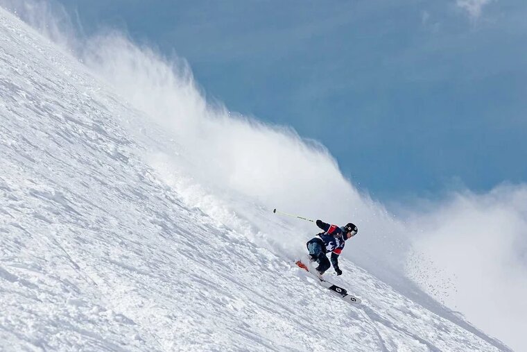 Freerider skiing down on powder in the freeride World Tour