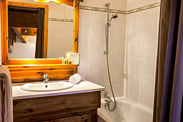 Caribou Chalet, Val Thorens bathroom