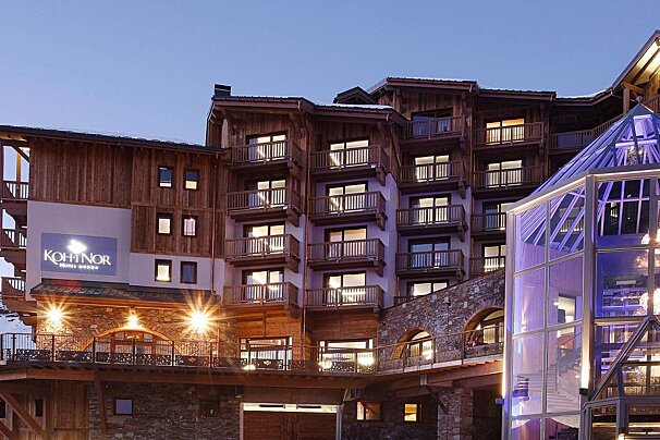 The koh nor hotel is lit up at night