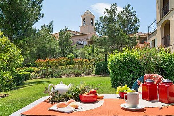 Resort Pont Royal en Provence, Pont-Royal exterior