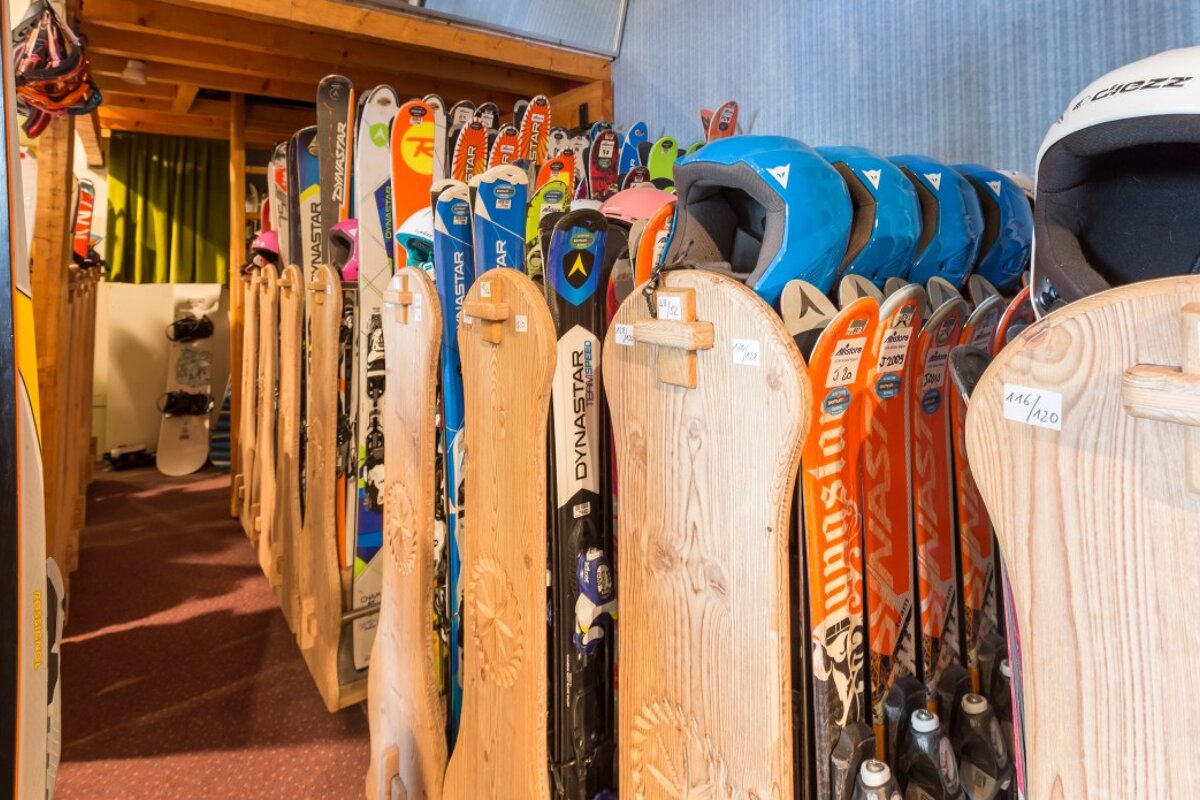 Skimium - Altistore Ski Hire, Meribel Altiport shop interior