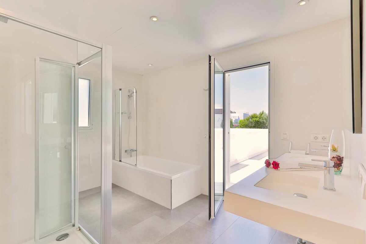 A bathroom with a bathtub and a sink