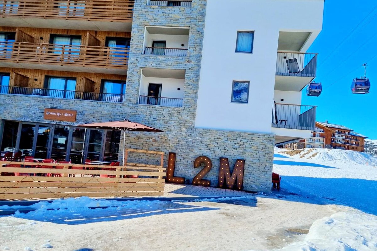 A building with a sign that says l2m on it