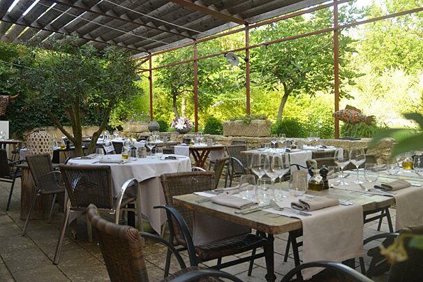 Auberge des Carrieres, Taillades restaurant terrasse
