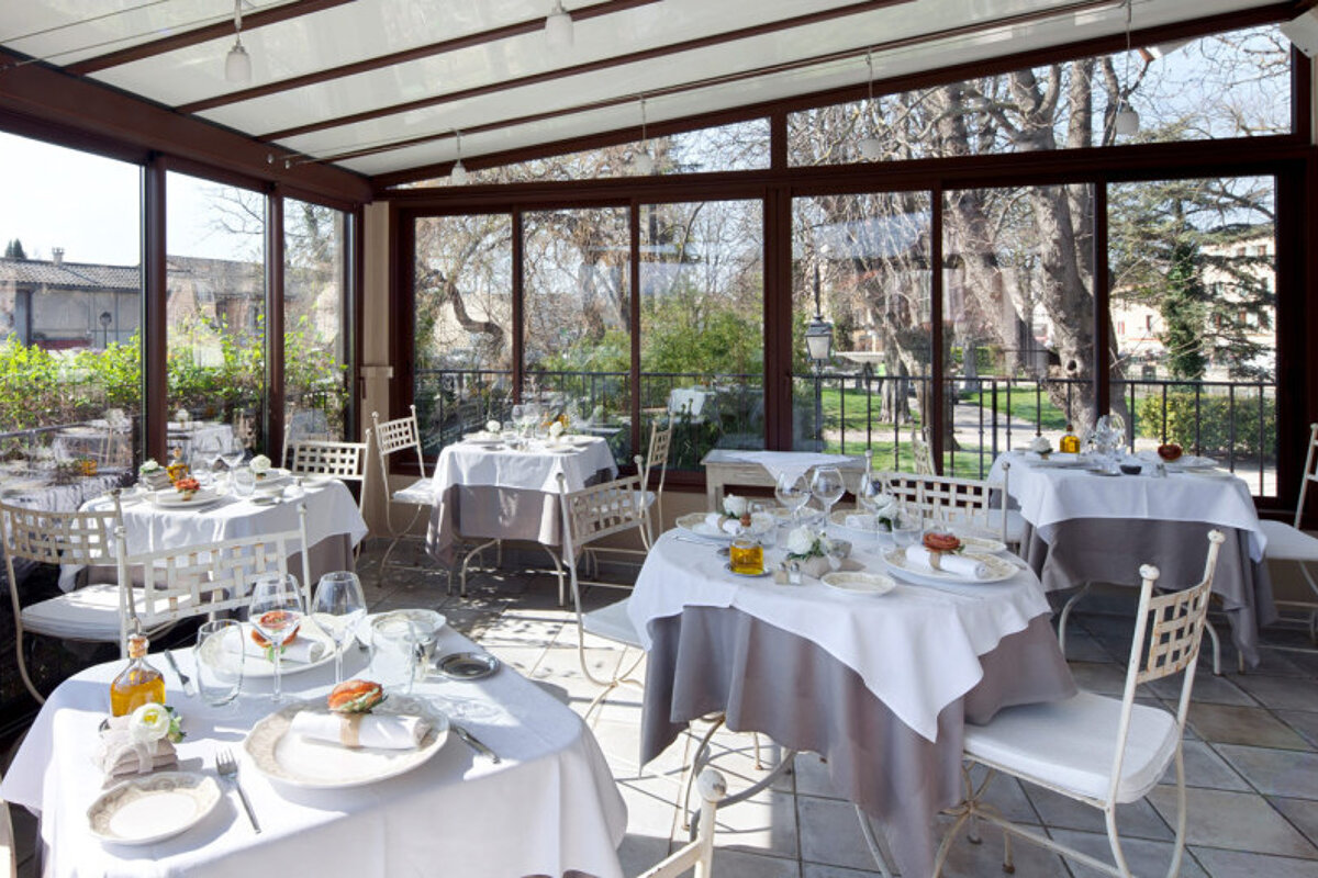 Cafe Fleurs, Aujardin d'Aubanel, Isle sur la Sorgue restaurant terrasse