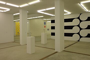 walls in art gallery