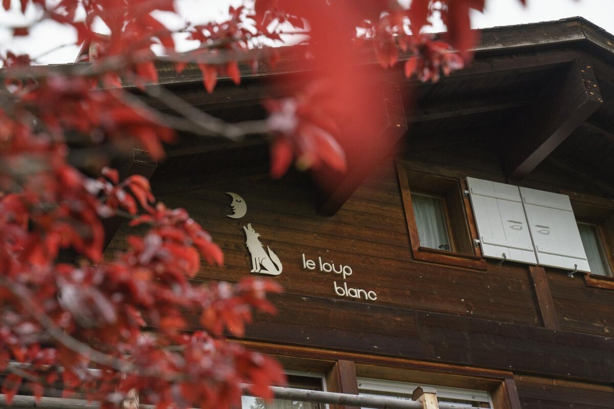 Le loup blanc is written on the side of a building