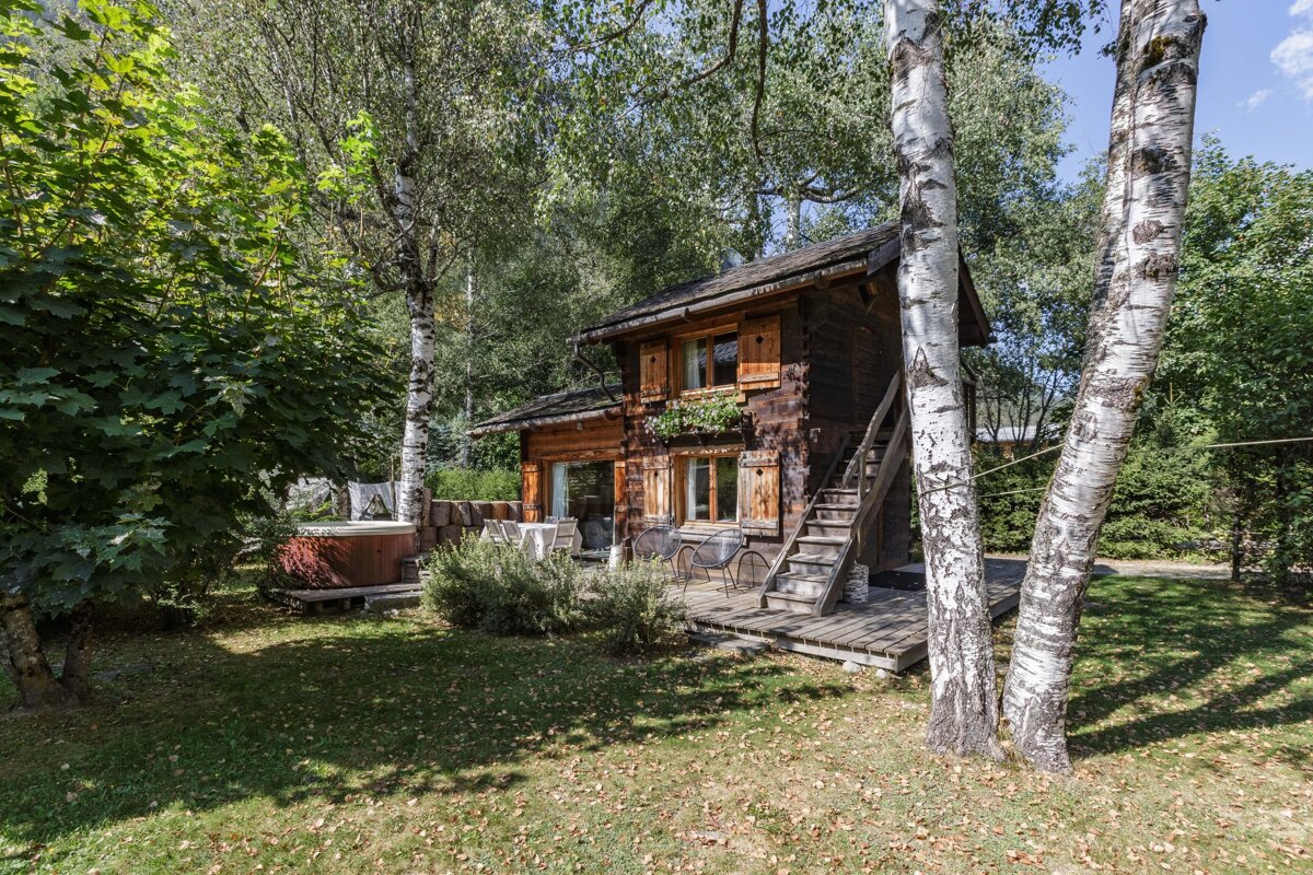 A small log cabin with stairs leading up to it