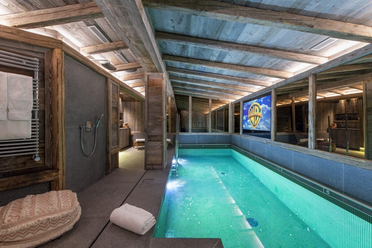 A swimming pool with a screen that says wb on it