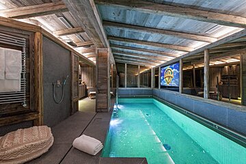 A swimming pool with a screen that says wb on it