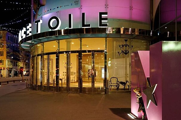 The word etoile that is on a building