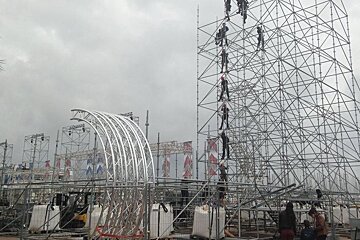 scaffolding structures being set up for Ninja Warriors Cannes