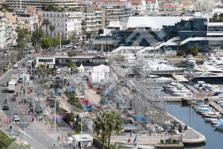 scaffolding structures in Cannes Croisette
