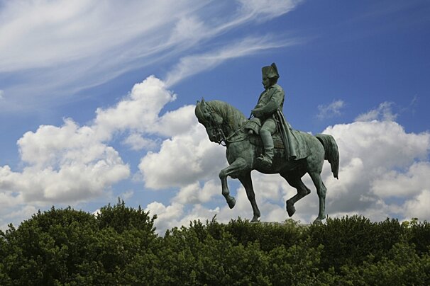 A statue of a man riding on the back of a horse