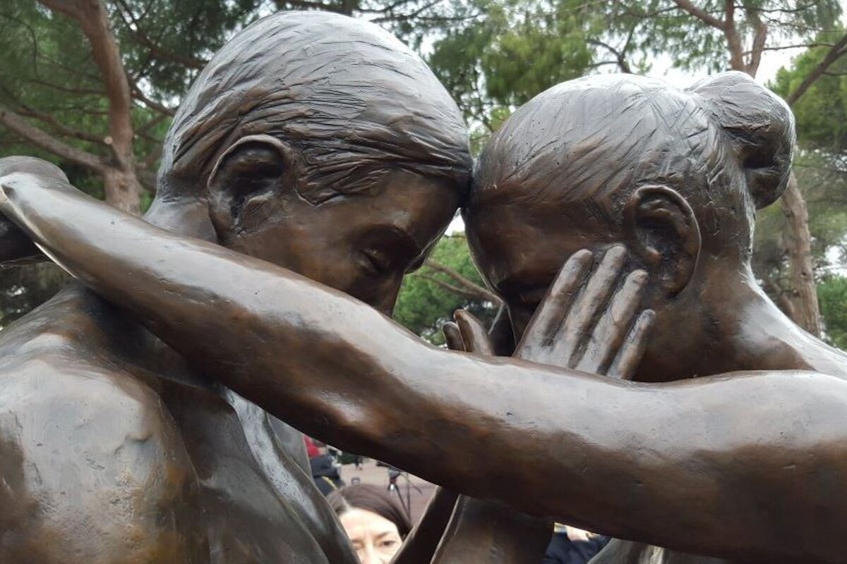 Close up of the sculpture in Juan les Pins