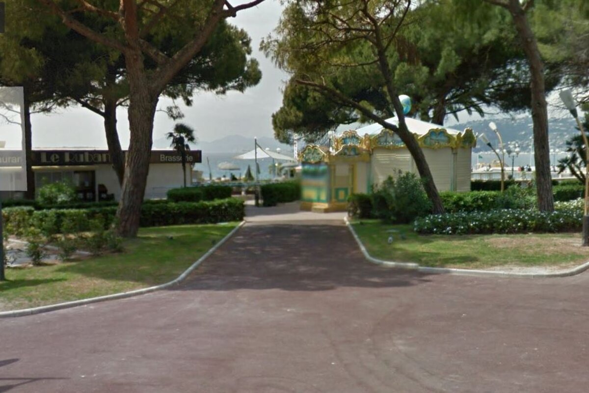 A view of where the sculpture now sits in juan les pins