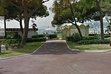 A view of where the sculpture now sits in juan les pins