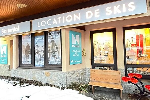 A ski rental store with a sign that says location de skis