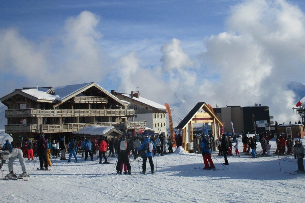 a ski lift in alpe dhuez