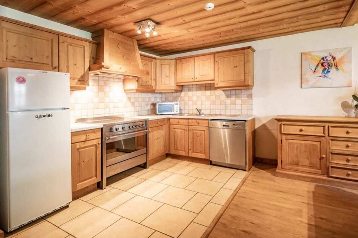 Le Rucher Chalet, Morzine kitchen