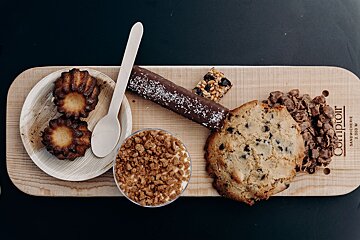 A wooden cutting board with the word comptoir on it