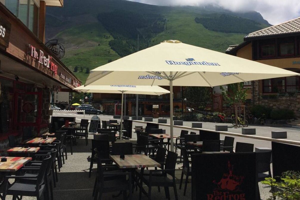 The Red Frog Bar, Les 2 Alpes terrace