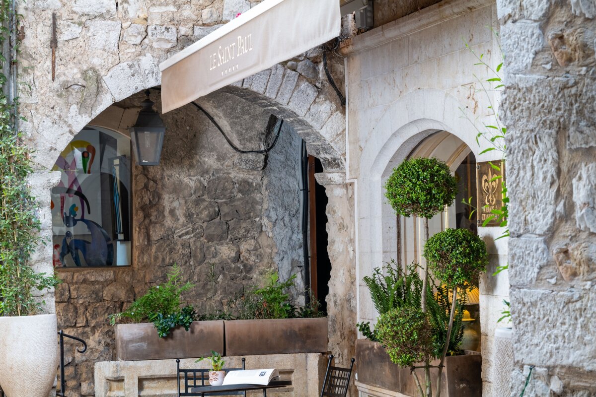 A stone building with a sign that says le gout eau