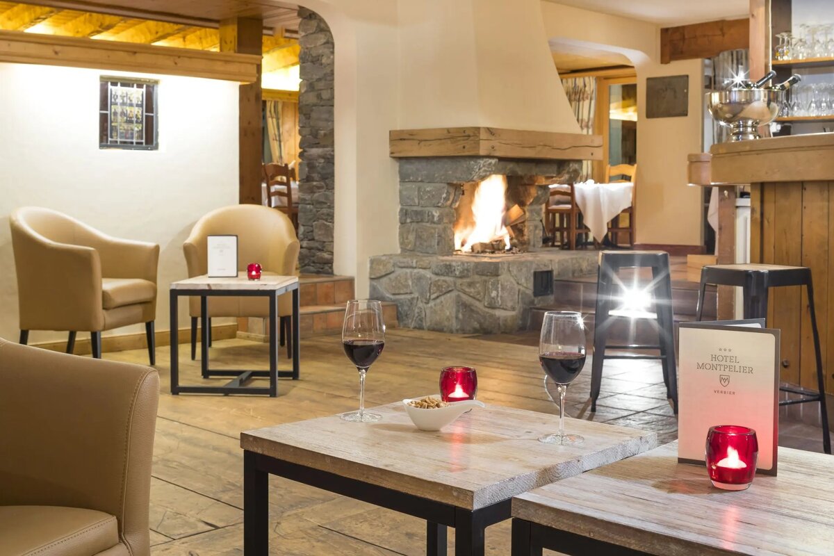 A restaurant with a sign that says hotel montpellier