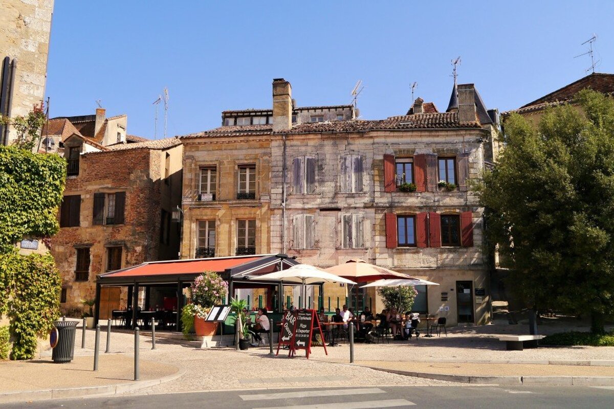 cafes on the street in bergec