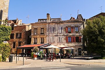 cafes on the street in bergec