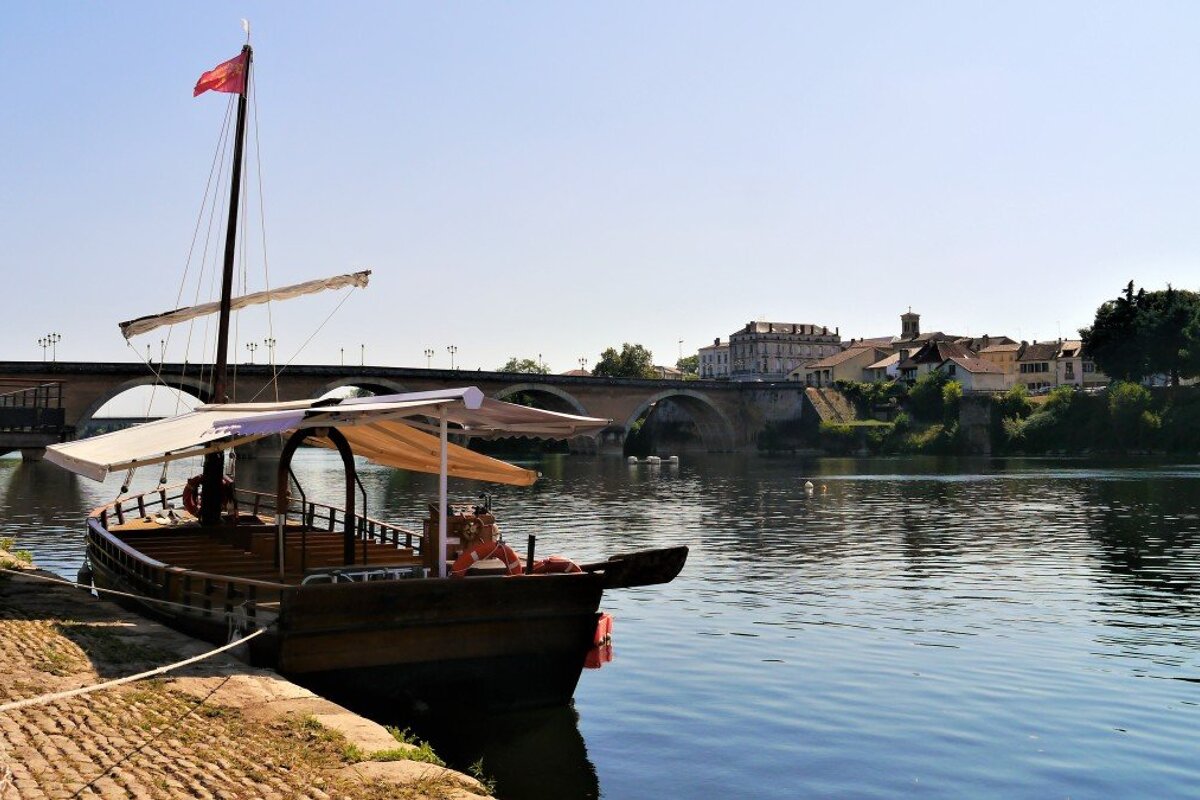 a gabare and the old bridge in Bergerac