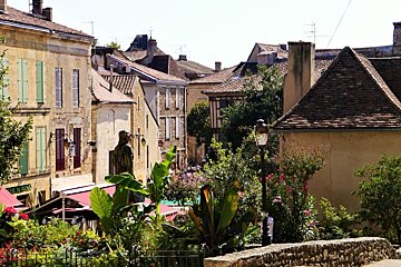 square with cyrano statue in bergerac