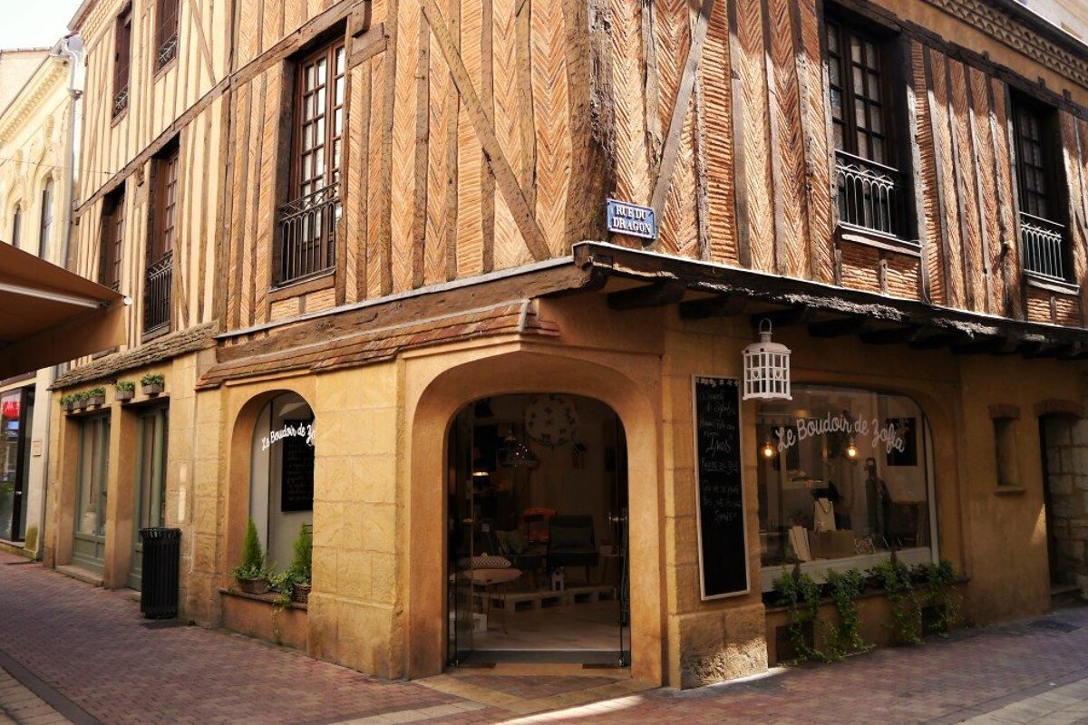 corner of a building / shop in bergerac