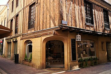 corner of a building / shop in bergerac