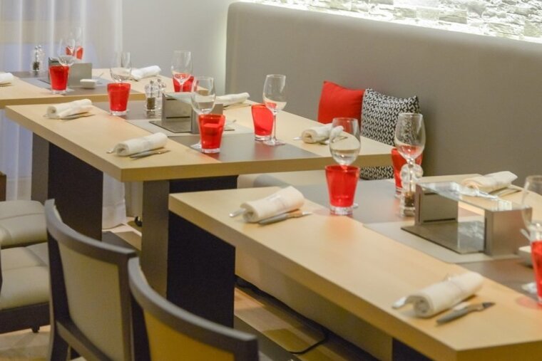 Le Paul - La Table a Pierrade Restaurant, Val d'Isere Centre interior