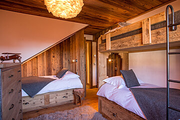 3 single beds in a room in a chalet
