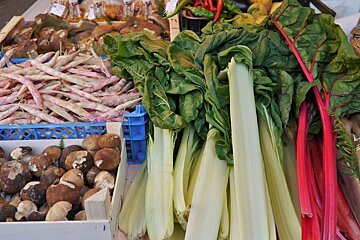 beans, mushrooms & blet at Sarlat market