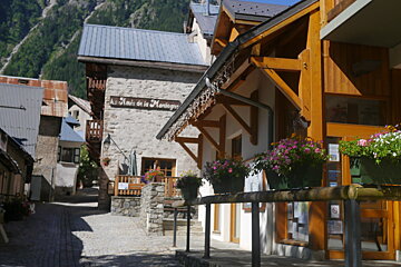 chalets and streets in venosc