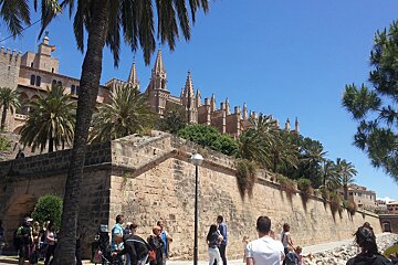 Tourists in front of a cathedral