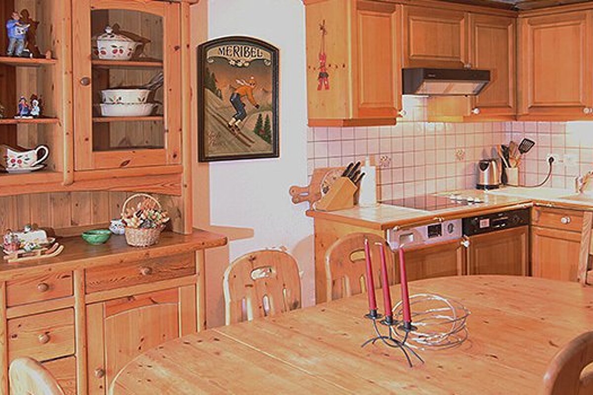 A kitchen with wooden cabinets and a picture on the wall that says montagne