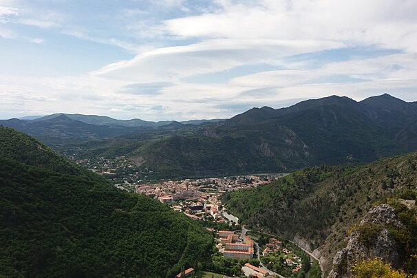 a view from the mountain over digne les bains