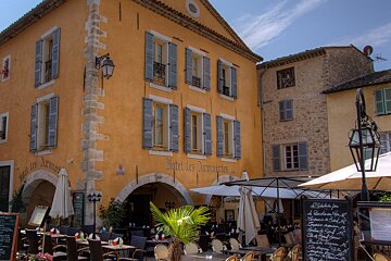 A yellow building with the word hotel on it