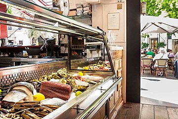 fish counter at Maria 5 Urban