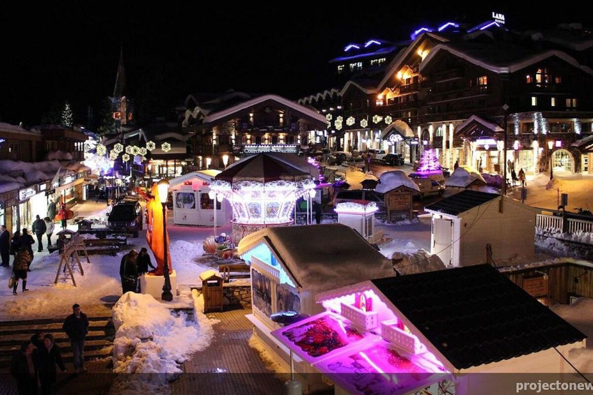 Projectoneworld.net shows a snowy town at night