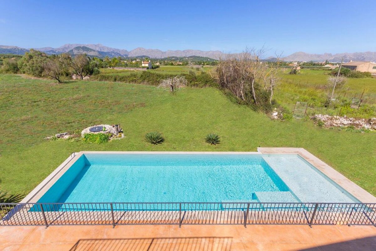 A large swimming pool with mountains in the background
