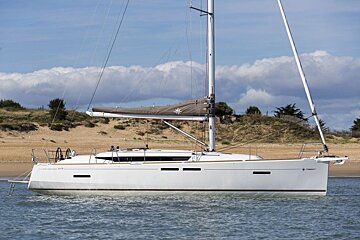 A white sailboat with the number 475 on the side