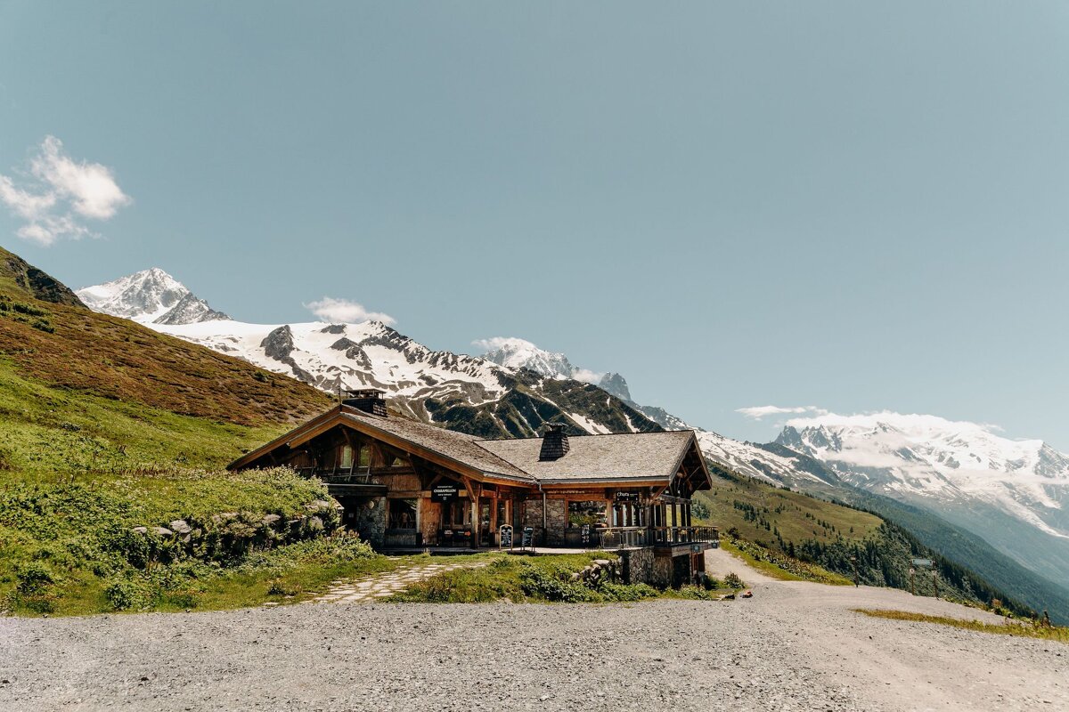 A house in the mountains with a sign that says ' montagne ' on it