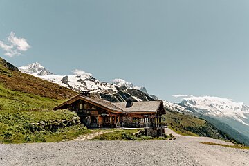 A house in the mountains with a sign that says ' montagne ' on it