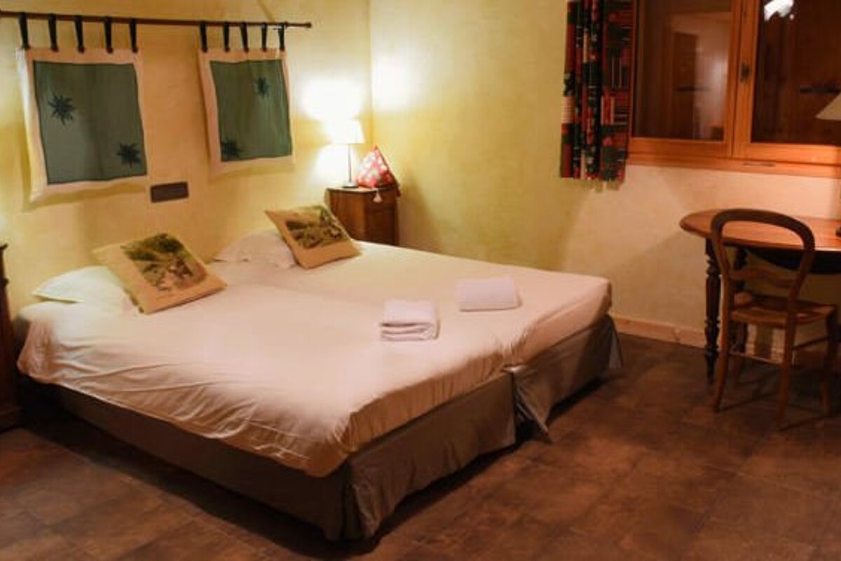 3 single beds in a room in a chalet