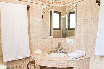 Hostal La Torre, San Antonio bathroom